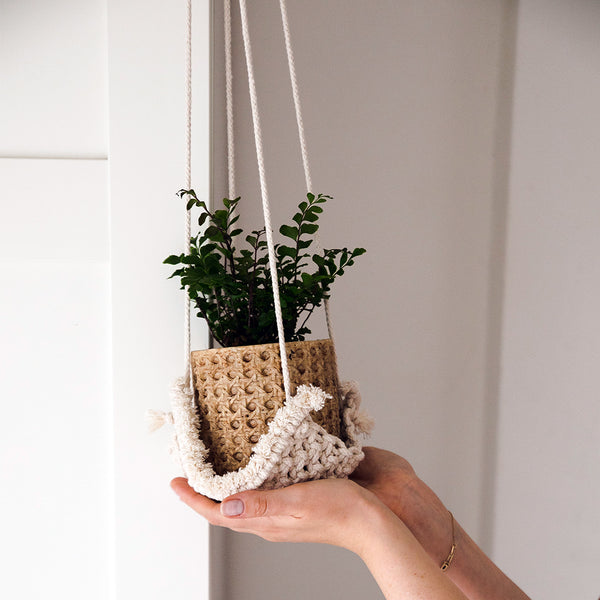 מתלה נדנדה מקרמה לעציץ